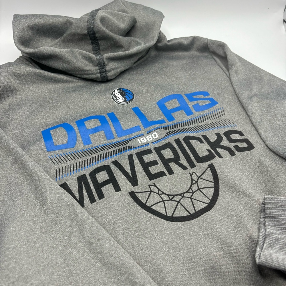 Dallas Mavericks Gray Hoodie Size Medium  NBA EST. 1980 100% Polyester